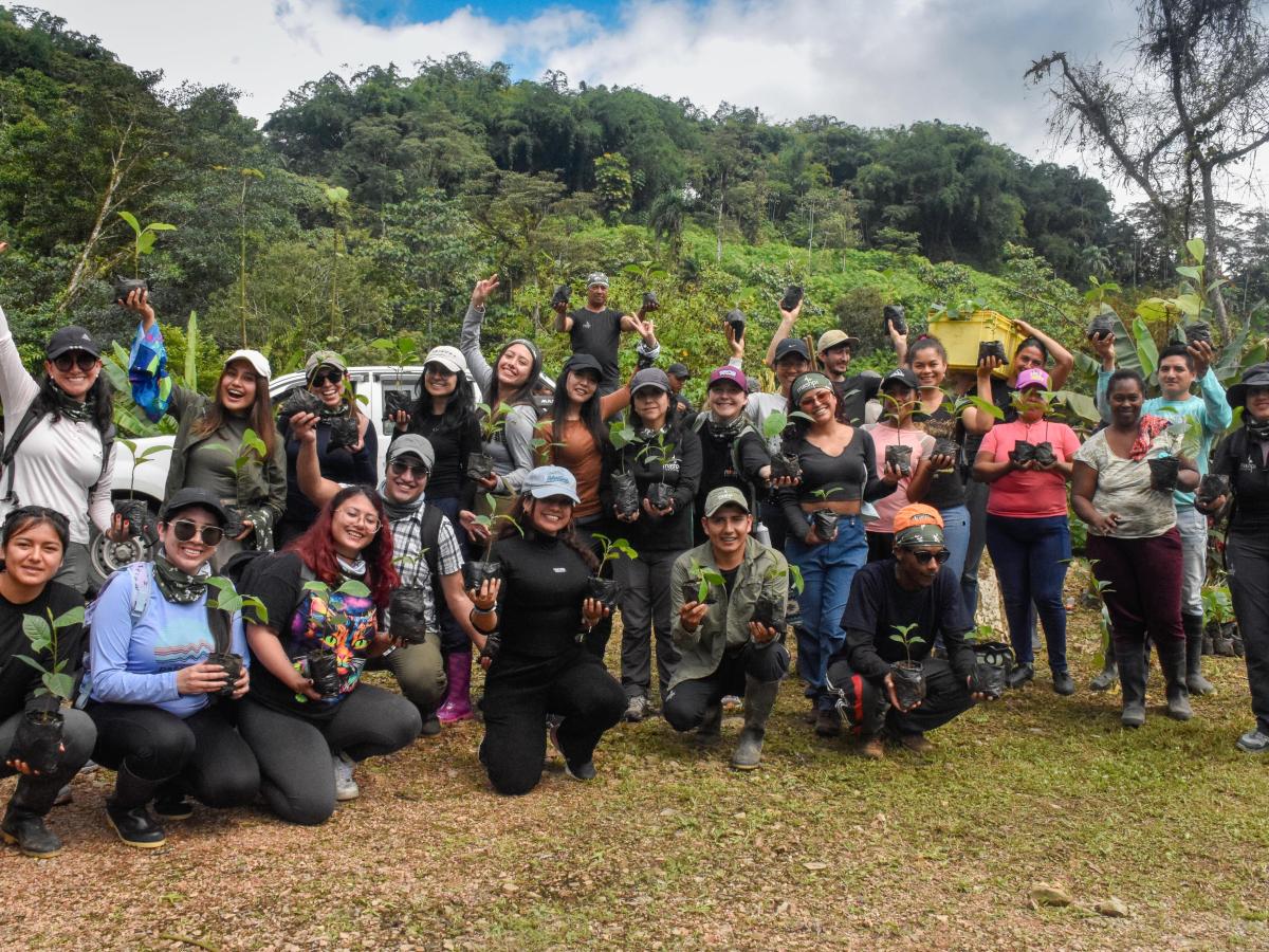 San José de Mashpi florece con la plantación de 300 magnolias en jornada de voluntariado ambiental