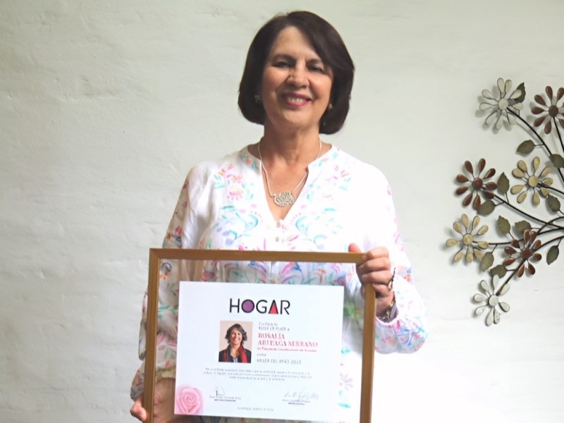 Rosalía Arteaga recibe la Rosa de Plata en reconocimiento a su trayectoria y liderazgo