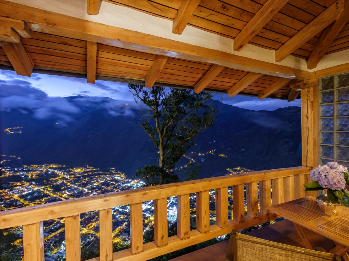 BAÑOS FIGURA ENTRE LOS 20 PUEBLOS MÁS BELLOS DEL MUNDO Y LUNA VOLCÁN COMO HOTEL RECOMENDADO